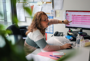 Conseillère expliquant des démarches administratives