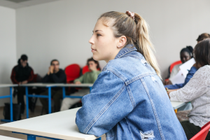 Photo d'un groupe de jeune dans un salle de formation