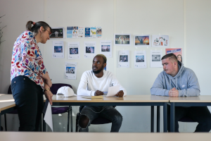 Jeunes autour d'un table de formation