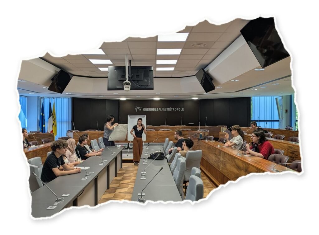Jeunes dans l'hémicycle de Grenoble-Alpes Métropole