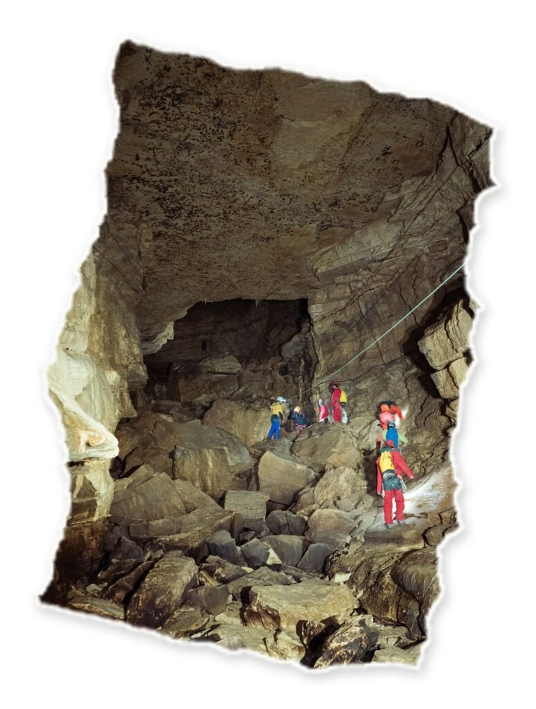 Les jeunes progressent dans une grotte des Cuves de Sassenage