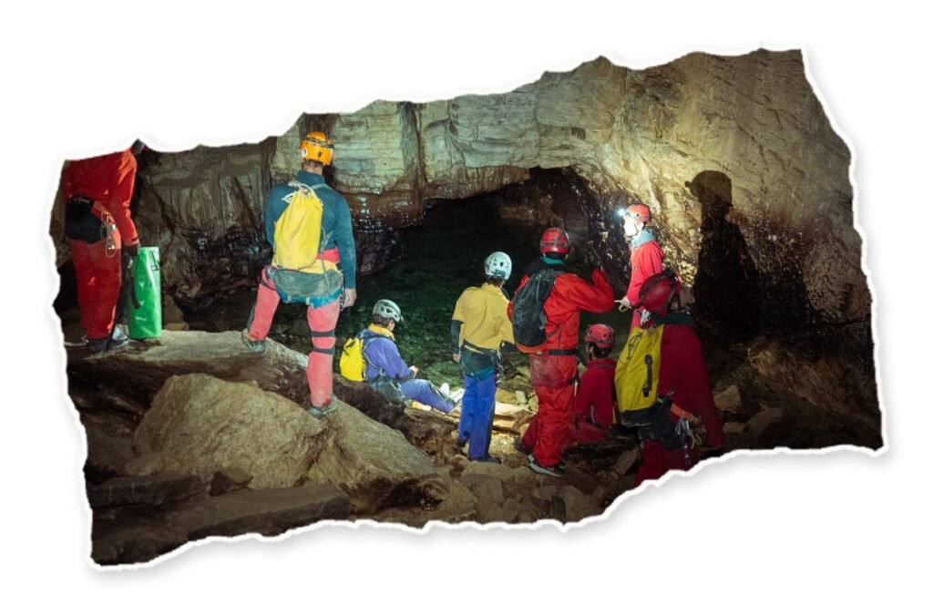 Le groupe sous terre, casques et frontales allumés