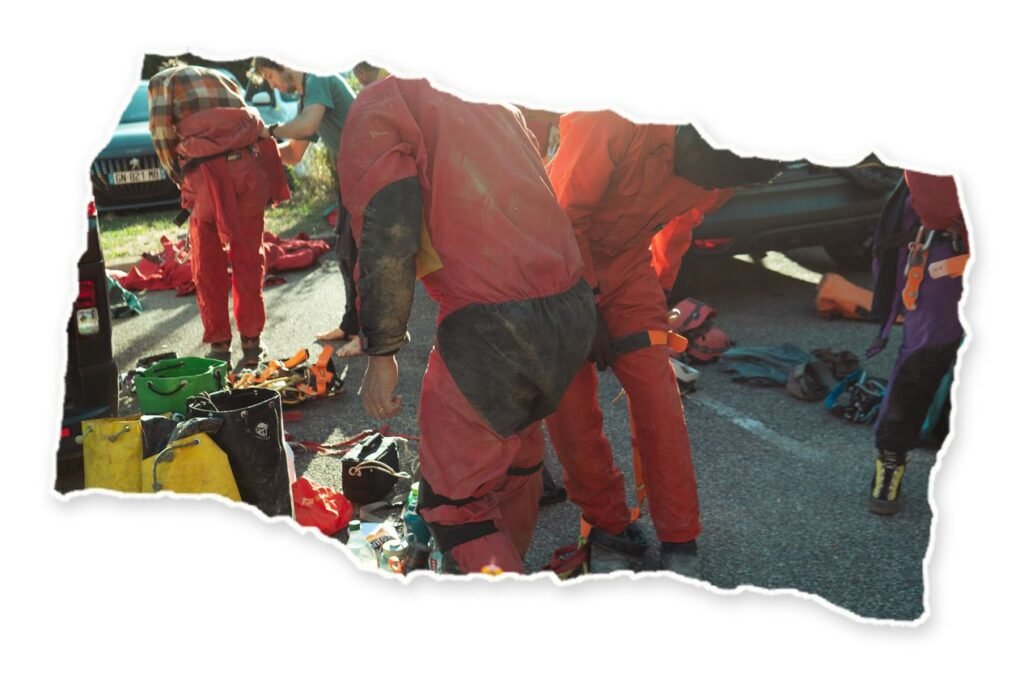 Préparation du matériel avant la sortie spéléo