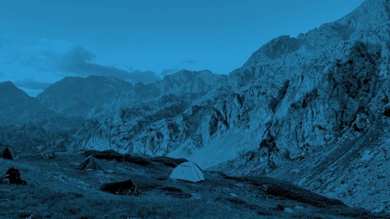 Massif de Belledonne en bleu, visuel de la lettre d'information été 2026